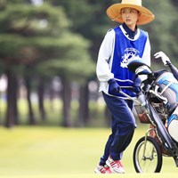 かわいいと噂のJコロモのキャディさん 2014年 アジアパシフィックオープンゴルフチャンピオンシップ ダイヤモンドカップゴルフ 2日目 キャディ