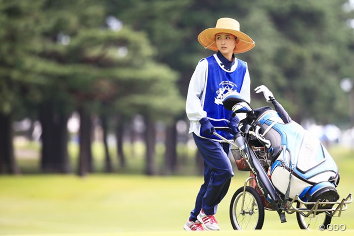 かわいいと噂のJコロモのキャディさん 2014年 アジアパシフィックオープンゴルフチャンピオンシップ ダイヤモンドカップゴルフ 2日目 キャディ