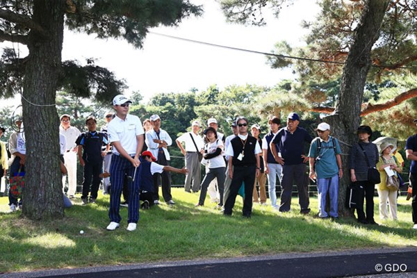 2014年 アジアパシフィックオープンゴルフチャンピオンシップ ダイヤモンドカップゴルフ 2日目 川村昌弘 クラブが木に当たりそうだけど…さすがにプロだねナイスアプローチ