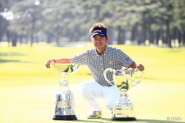 2014年 アジアパシフィックオープンゴルフチャンピオンシップ ダイヤモンドカップゴルフ 最終日 藤田寛之 逆転で今季3勝目を飾った藤田寛之。賞金ランキングトップに浮上した
