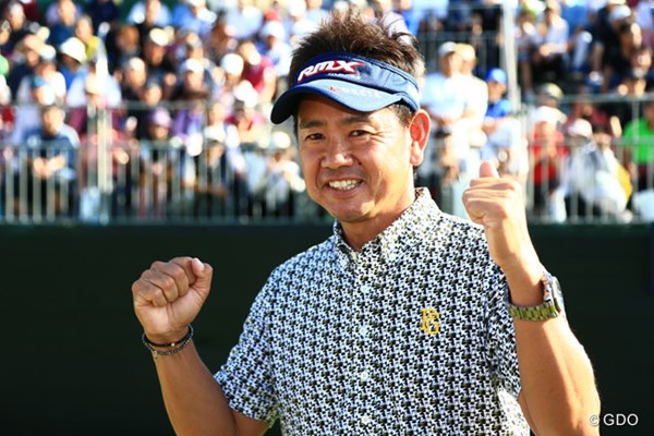 2014年 アジアパシフィックオープンゴルフチャンピオンシップ ダイヤモンドカップゴルフ 最終日 藤田寛之 リクエストに応えてガッツポーズ。ちなみに賞金は3,000万円