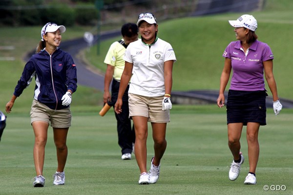 2014年 日本女子オープンゴルフ選手権競技 事前 成田美寿々 笑顔で練習ラウンドをプレーする成田美寿々。日本タイトルへの熱い思いを言葉にした