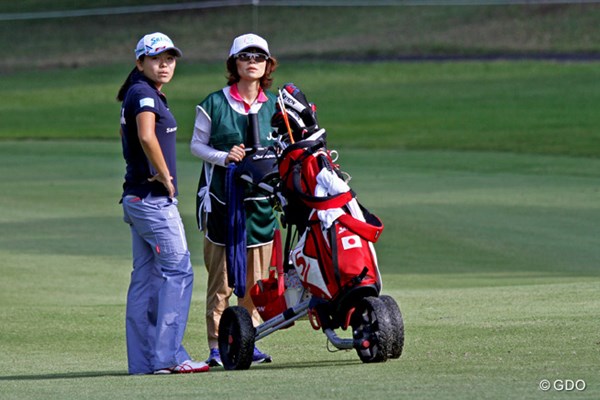 2014年 日本女子オープンゴルフ選手権競技 事前 勝みなみ＆母・久美さん 初キャディを務める母・久美さん。練習ラウンドを終えて「とりあえず今日が終わって良かった」