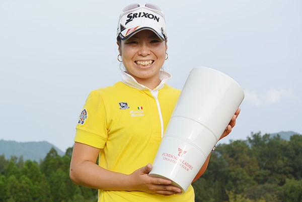2日間ノーボギーでプロ初優勝を果たした槇谷香※日本女子プロゴルフ協会