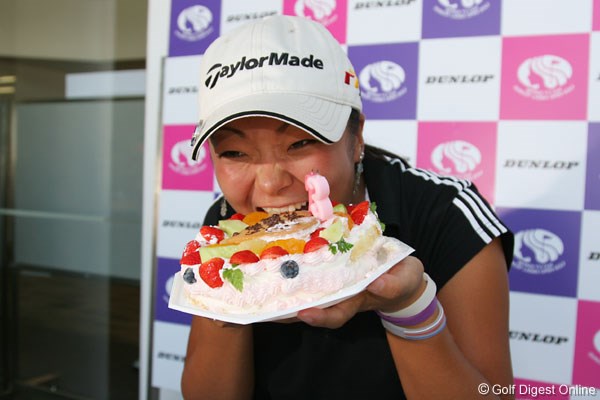 三塚優子 この日が23歳の誕生日！大会からケーキをプレゼントされ豪快にほうばる三塚優子