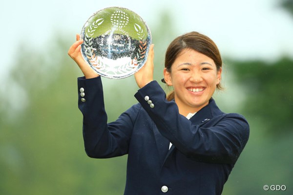 2014年 日本女子オープンゴルフ選手権競技 最終日 永井花奈（アマ） ローアマチュアのカップを掲げて、今日一番の笑顔でした。