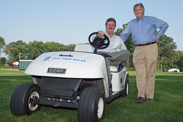 (Chris Condon/PGA TOUR) 2014年 PGAツアーのルールオフィシャル スラッガー・ホワイト（左）とビル・ラッセル