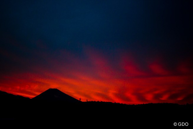 夕焼けの富士山がやけに不気味でした 地震 噴火 いやでも明日はおそらくいい天気だな 14年 スタンレーレディス 初日 富士山 フォトギャラリー Gdo