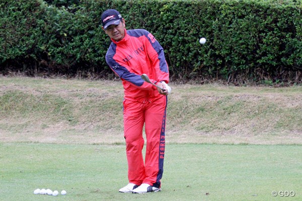 2014年 ブリヂストンオープンゴルフトーナメント 事前 藤田寛之 強い風雨の中で練習ラウンドをこなし、最後の調整に努める藤田寛之