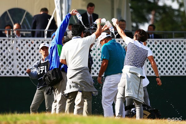 2014年 ブリヂストンオープンゴルフトーナメント 最終日 小田孔明 小田ファミリーから祝福のウォーターシャワー