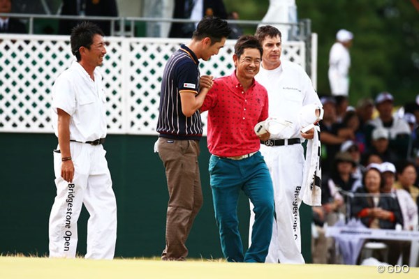 2014年 ブリヂストンオープンゴルフトーナメント 最終日 藤田寛之 何を話してるのかわかりませんが亨成に手を握られすごく嬉しそう
