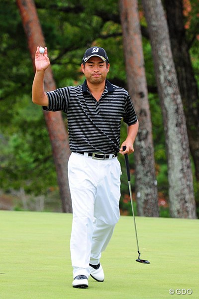2014年 マイナビABCチャンピオンシップゴルフトーナメント 2日目 池田勇太 ファンの声援にはキッチリと手を挙げて応えるので、カメラマンとしては実にありがたい。これが人気の理由の1つと思います。