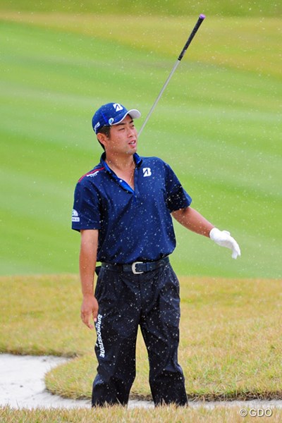 2014年 マイナビABCチャンピオンシップゴルフトーナメント 3日目 池田勇太 バンカーショットをミスって憮然。ウエッジが宙を舞っております。連日の70は本人も大いに不満やと思います。11位T