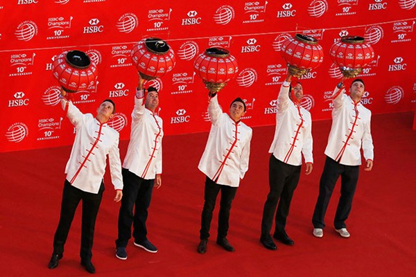 中国提灯を掲げる（左から）ジャスティン・ローズ、バッバ・ワトソン、リッキー・ファウラー、アダム・スコット、マーティン・カイマー(Scott Halleran/Getty Images)