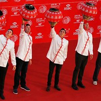 中国提灯を掲げる（左から）ジャスティン・ローズ、バッバ・ワトソン、リッキー・ファウラー、アダム・スコット、マーティン・カイマー(Scott Halleran/Getty Images) 2014年 WGC HSBCチャンピオンズ 事前 ジャスティン・ローズ バッバ・ワトソン リッキー・ファウラー アダム・スコット マーティン・カイマー 