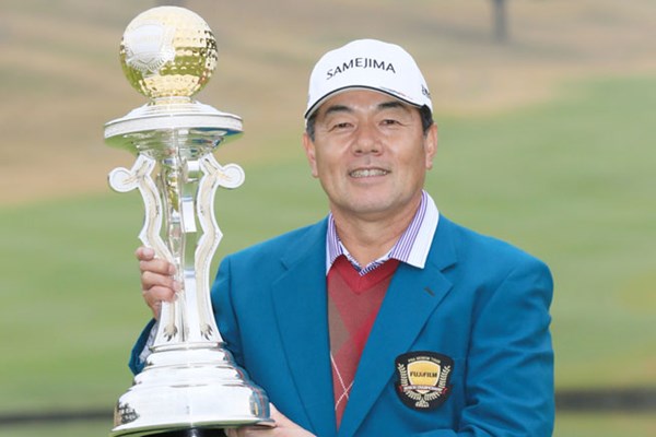 2014年 富士フイルムシニアチャンピオンシップ 最終日 室田淳 室田淳が逆転優勝で賞金ランキング首位に浮上。2年連続賞金王戴冠に向け最終戦へ（日本プロゴルフ協会提供）