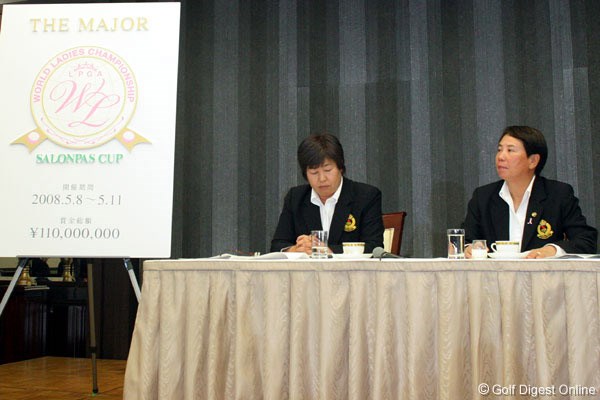 樋口久子、小林洋子 来季日程発表を誇らしげに行う樋口久子会長（右）とTPD委員会の小林洋子氏