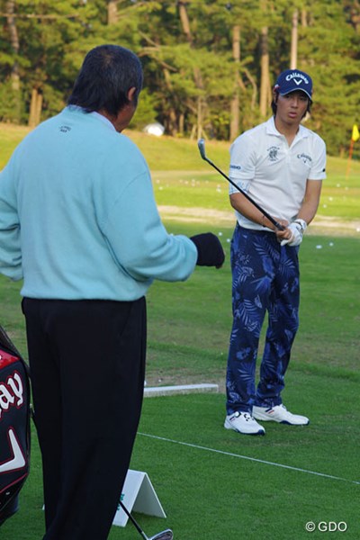 練習場で石川遼のスイングを見ながら、アドバイスを送る尾崎将司