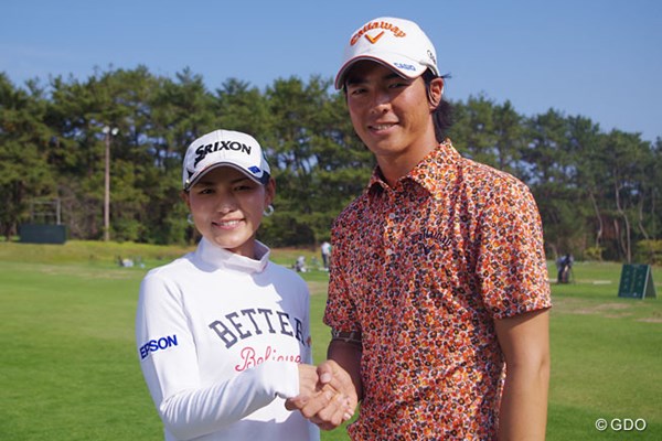 石川遼と横峯さくらがガッチリ握手。米女子ツアーのファイナルQTに挑戦する横峯に、石川からエールを送られた