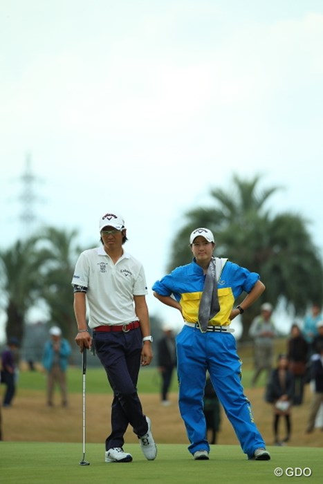 だいぶキャディ姿が板についてきたね。 2014年 カシオワールドオープンゴルフトーナメント 2日目 石川遼 石川葉子