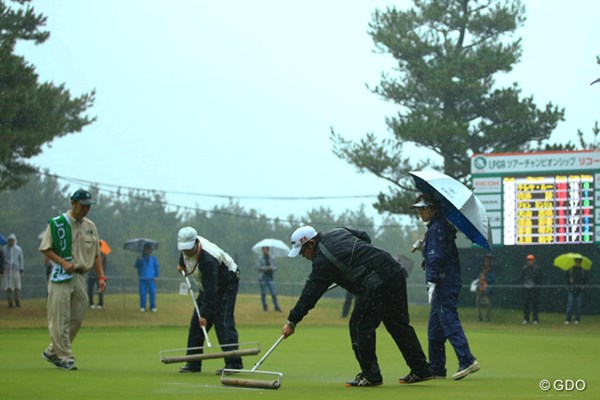 2014年 LPGAツアー選手権リコーカップ 最終日 17番グリーン 強い雨でグリーンに水が浮くことも。