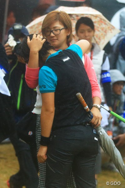2014年 LPGAツアー選手権リコーカップ 最終日 穴井詩 プレーオフに敗れた穴井詩は、成田美寿々に慰められるシーンも。