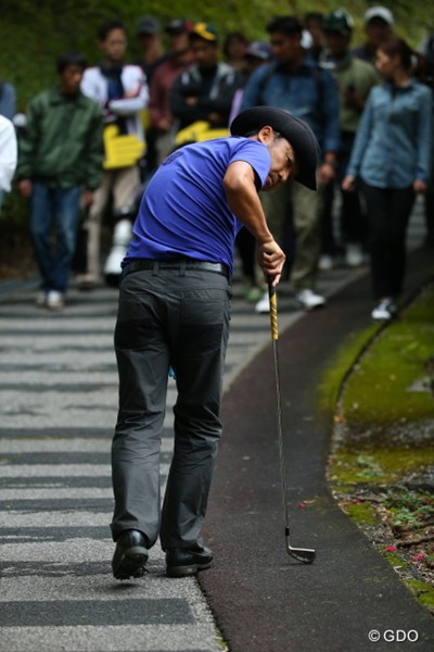 2014年 カシオワールドオープンゴルフトーナメント 最終日 片山晋呉 左足かかとを負傷している為、下りの階段も坂道も後ろ歩きスタイル。