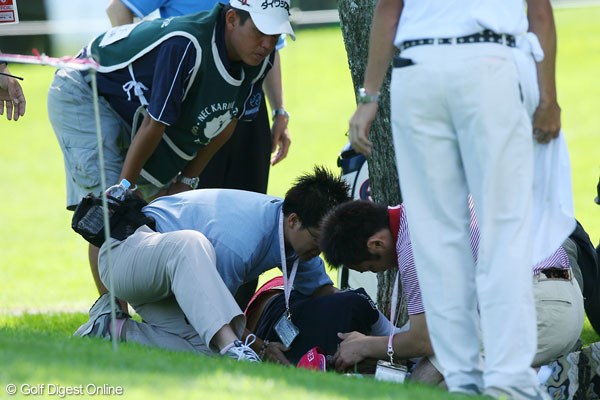 上田桃子 12番ティ後ろで突然倒れた上田桃子（中央）を介抱するトレーナー。関係者らが心配そうに見守る