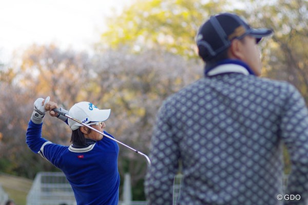 2014年 ゴルフ日本シリーズJTカップ 事前 石川遼 練習場で打ち込む石川遼と、それを見つめる小平智