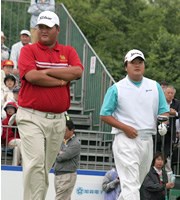 ミーサワット（左）＆小田孔明 タイのミーサワットとは、夏のセガサミーカップで3日間、同組で回ったことがある。このときはすでに、小田は彼の体重の「サバ読み」を確信した!?