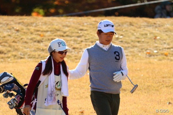 2014年 ゴルフ日本シリーズJTカップ 2日目 キム・スンヒョグ 彼女を気遣う優しいキム兄。