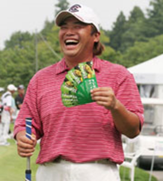 翌週のUBS日本ゴルフツアー選手権 宍戸ヒルズの会場に大量に送られてきた所属先モスバーガーの飲食チケット片手に「全英のご褒美にって、こんなにもらっちゃった」と大喜び！