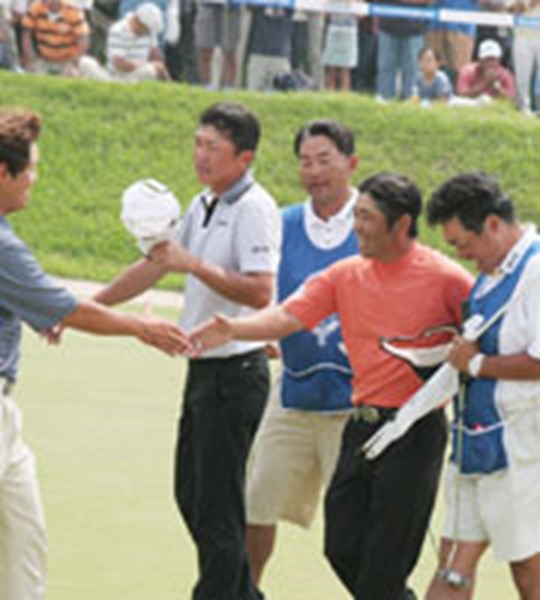 日本プロで1年半ぶりの優勝に大喜びの伊澤（手前）と、ツアー通算2勝目の広田（奥）。その瞬間の表情も対照的・・・。