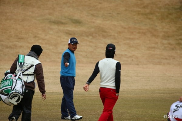 2014年 ゴルフ日本シリーズJTカップ 3日目 小田孔明 16番で電線に当たったボールをピックアップする小田プロ。