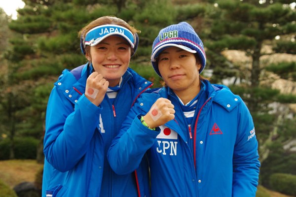 2014年 日韓女子プロゴルフ対抗戦 初日 渡邉彩香 穴井詩 手の甲には“日の丸マーク”。最後は粘りの逆転劇で日本チームに唯一の勝利をもたらした“飛ばし屋ペア”