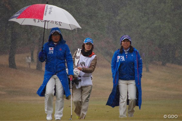 2014年 日韓女子プロゴルフ対抗戦 初日 吉田弓美子（右） リベンジを誓った成田美寿々とのペアリングだったが相手の粘り勝ち。明日のシングルス戦こそ！