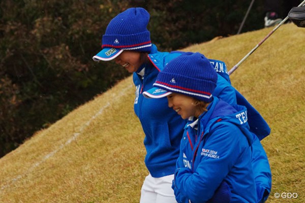 2014年 日韓女子プロゴルフ対抗戦 初日 原江里菜 上田桃子 世界ランク上位の強豪を前に、ドローに持ち込んだ上田（手前）＆原。それでも「勝てた試合」だったと唇を噛んだ