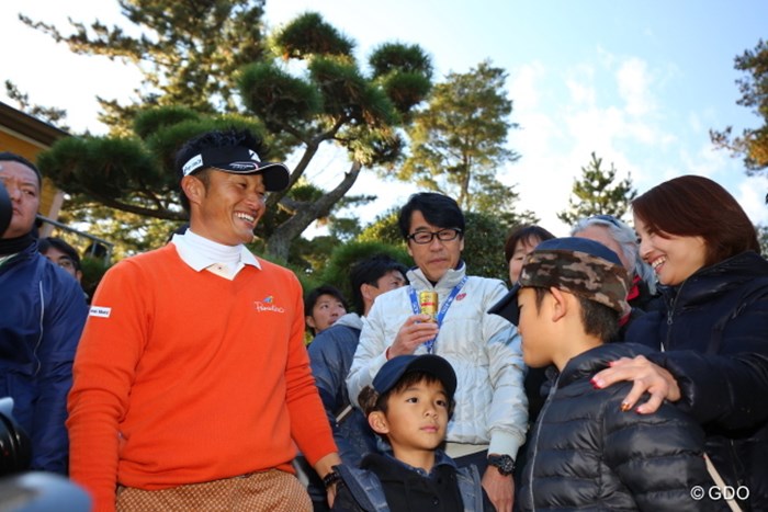 家族の前でカッコいい姿。お父さん最高だね！ 2014年 ゴルフ日本シリーズJTカップ 最終日 宮本勝昌