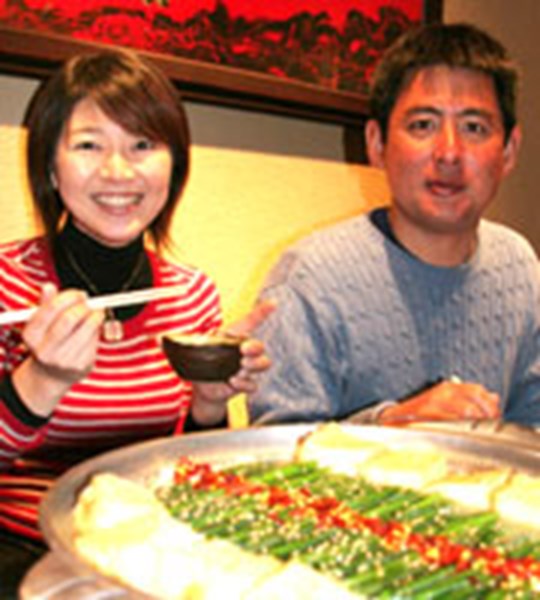 出発直前、夫婦揃って地元・福岡名物の「もつ鍋」をつつき、パワーアップをはかる！！