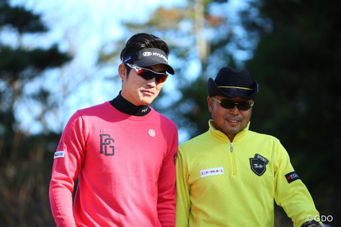 おそろいではないけれど、色違いかと思ってしまう。 2014年 ゴルフ日本シリーズJTカップ 最終日 片山晋呉 キム・ヒョンソン