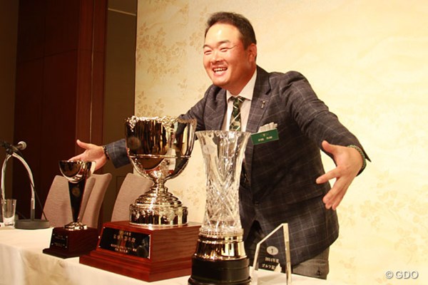 2014年 JGTO表彰式 小田孔明 獲得した4つのトロフィーを抱きかかえる小田孔明。来年はいくつ獲れる？