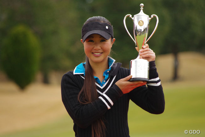 平野ジェニファーが逃げ切り優勝 堀琴音との激闘制す／LPGA新人戦