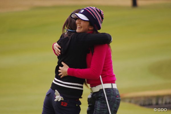 2014年 LPGA新人戦 加賀電子カップ 最終日 堀琴音 優勝争いを繰り広げた2人だが、ホールアウト後に堀は笑顔で平野と抱き合い、勝利を讃えた