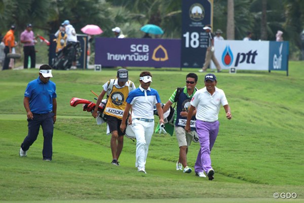 2014年 タイランドゴルフ選手権 3日目 塚田好宣 片岡大育 この日同組で回った塚田好宣（右）と片岡大育（右から3番目）。ともにアジアのシード権獲得を目指している