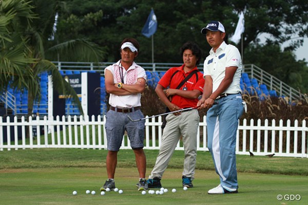 2014年 タイランドゴルフ選手権 3日目 岩田寛 ホールアウト後、入念にアプローチ練習を続けた岩田寛