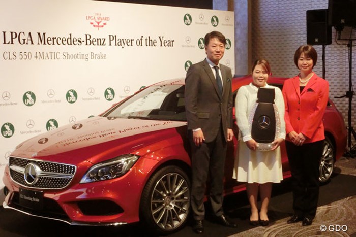 LPGAメルセデス最優秀選手賞を受賞したアン・ソンジュが、メルセデスベンツCLSを手にした 2014年 LPGAアワード アン・ソンジュ