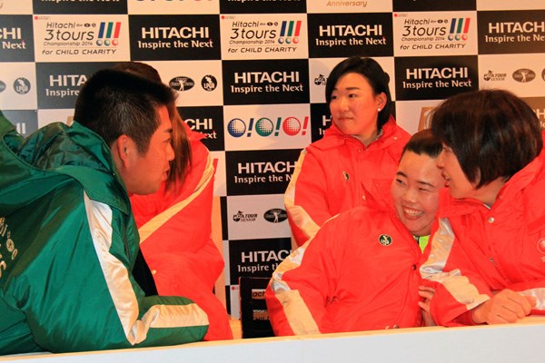 2014年 Hitachi 3Tours Championship 事前 池田勇太 アン・ソンジュ 開幕前日の合同会見の合間に話し込む池田（左）とアン・ソンジュ