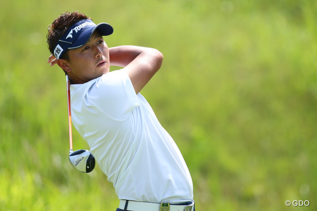 初勝利なるか 片岡大育が首位に1打差の5位で最終日へ