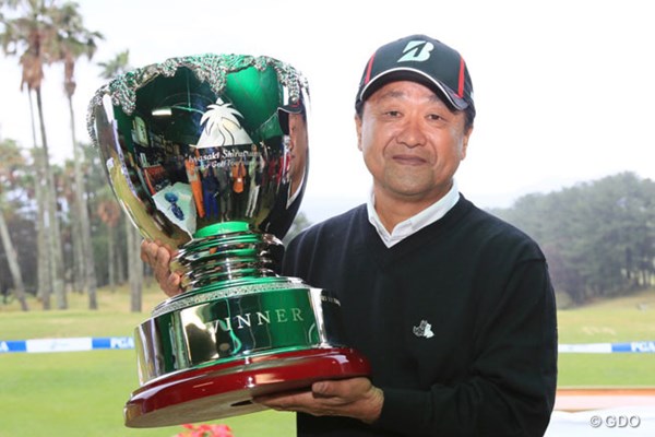 2014年 いわさき白露シニアゴルフトーナメント 最終日 倉本昌弘 最終戦を制し、現職の会長として初めてシニア賞金王に輝いた倉本昌弘 ※写真提供／PGA