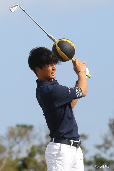 2014年 石川遼 沖縄合宿 沖縄で合宿中の石川遼。メディシンボールの刺さったクラブでトレーニング